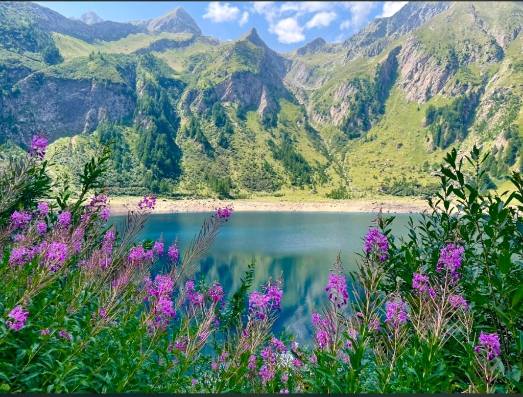 Alpine lake and mountains — travel destinations